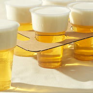 Plastic bierglazen in draagtray